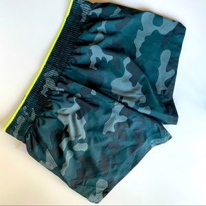 GapFit || mid rise camo short